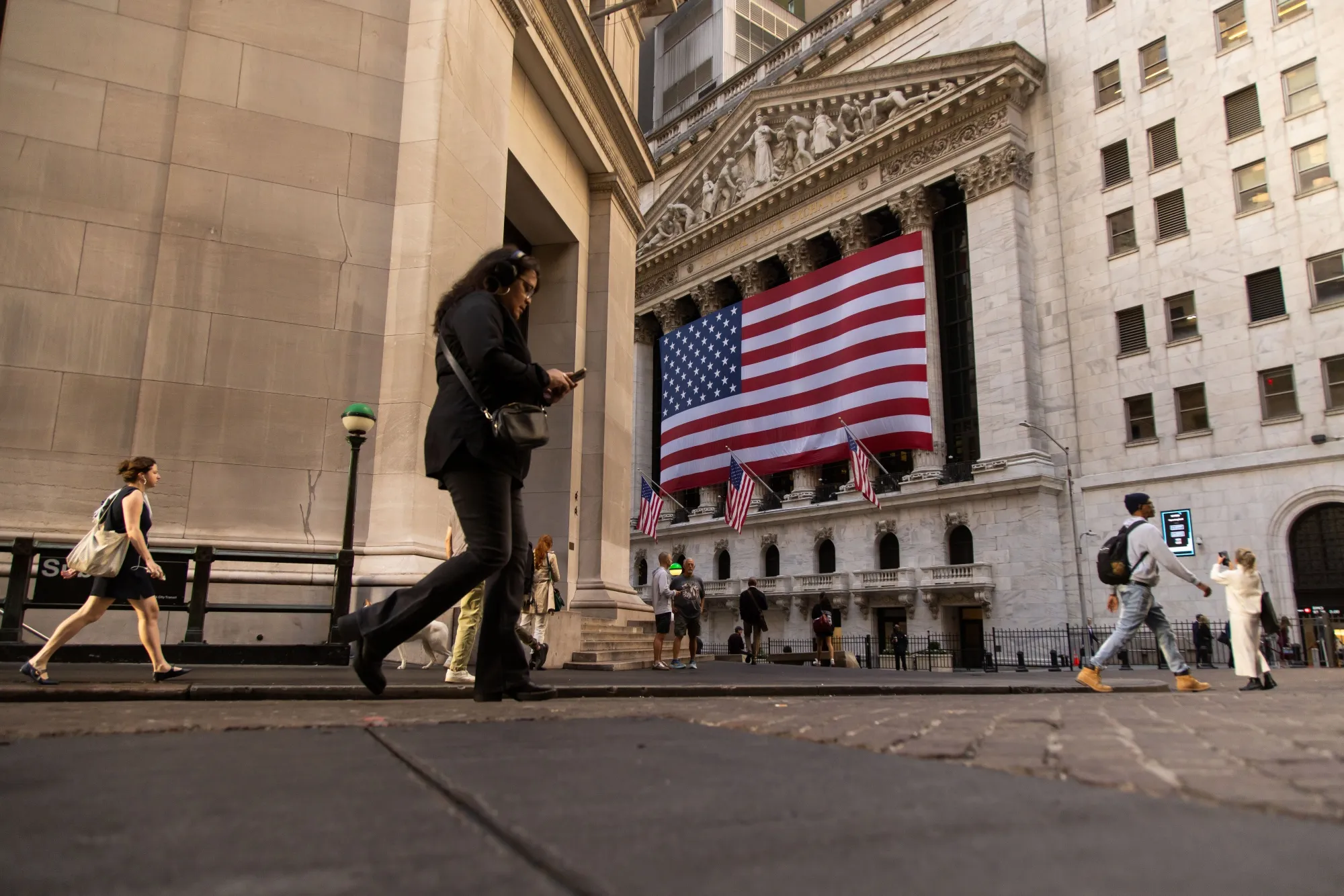 Australian shares are uncertain this morning following a broadly positive day in global markets